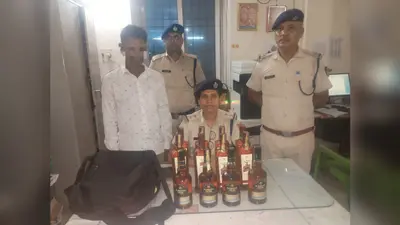 कटिहार स्टेशन पर 12 बोतल विदेशी शराब के साथ तस्कर गिरफ्तार