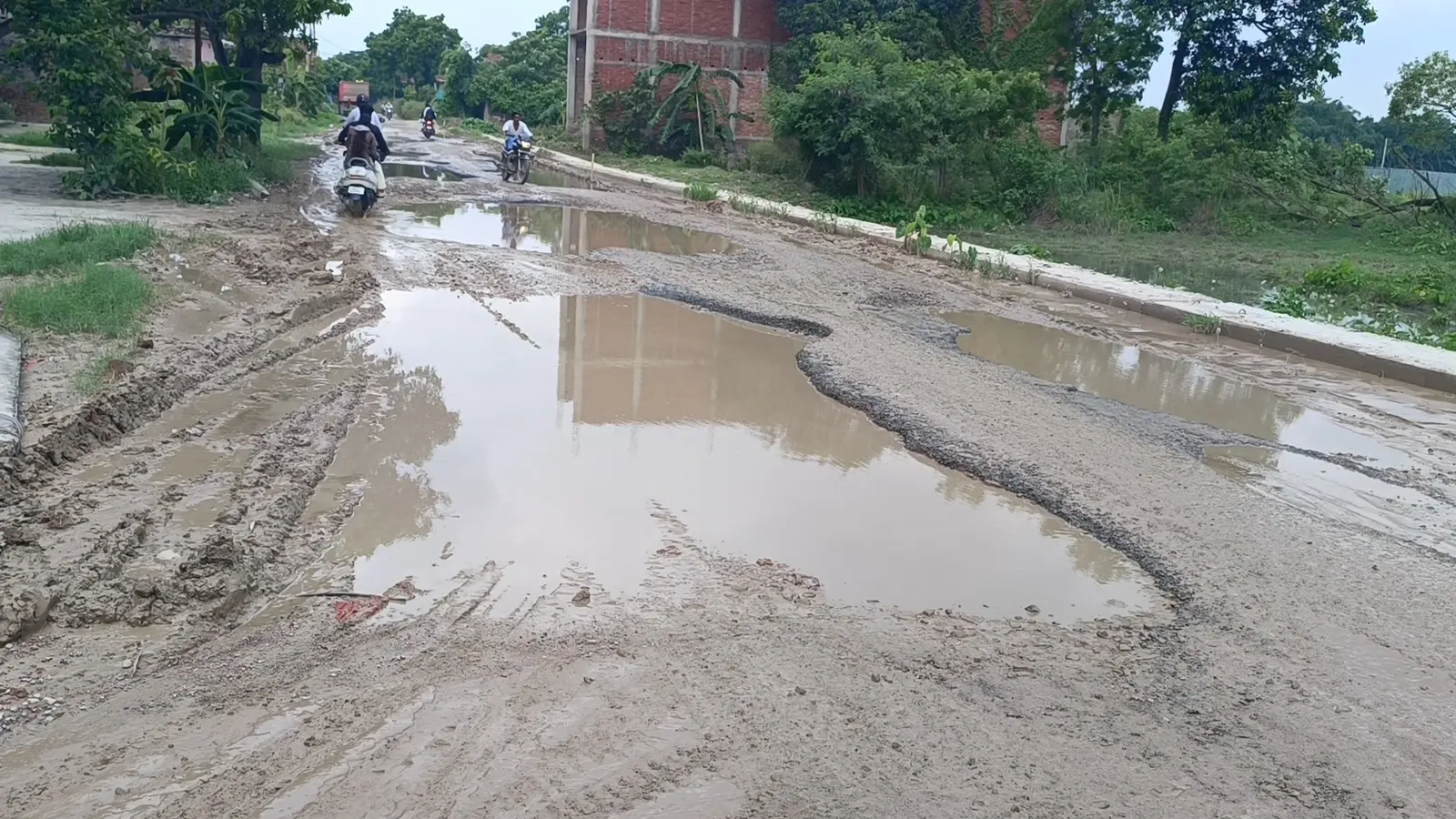 सीवान : मैरवा में सड़क निर्माण को मिली रफ्तार, तीन महीने तक भारी वाहनों की एंट्री पर रोक