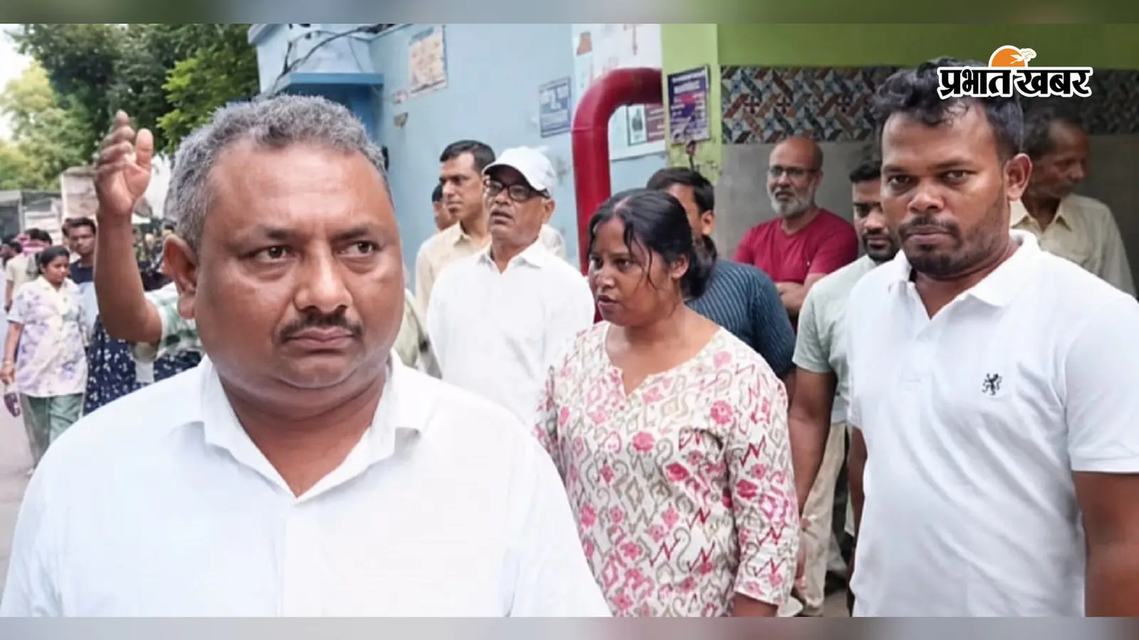 मंत्री की पत्नी की कार ट्रेलर से टकराई, बाल-बाल बचीं