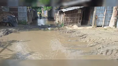 तीनघरिया की सड़क बनी झील, छह महीने तक जलजमाव से ग्रामीण बेहाल