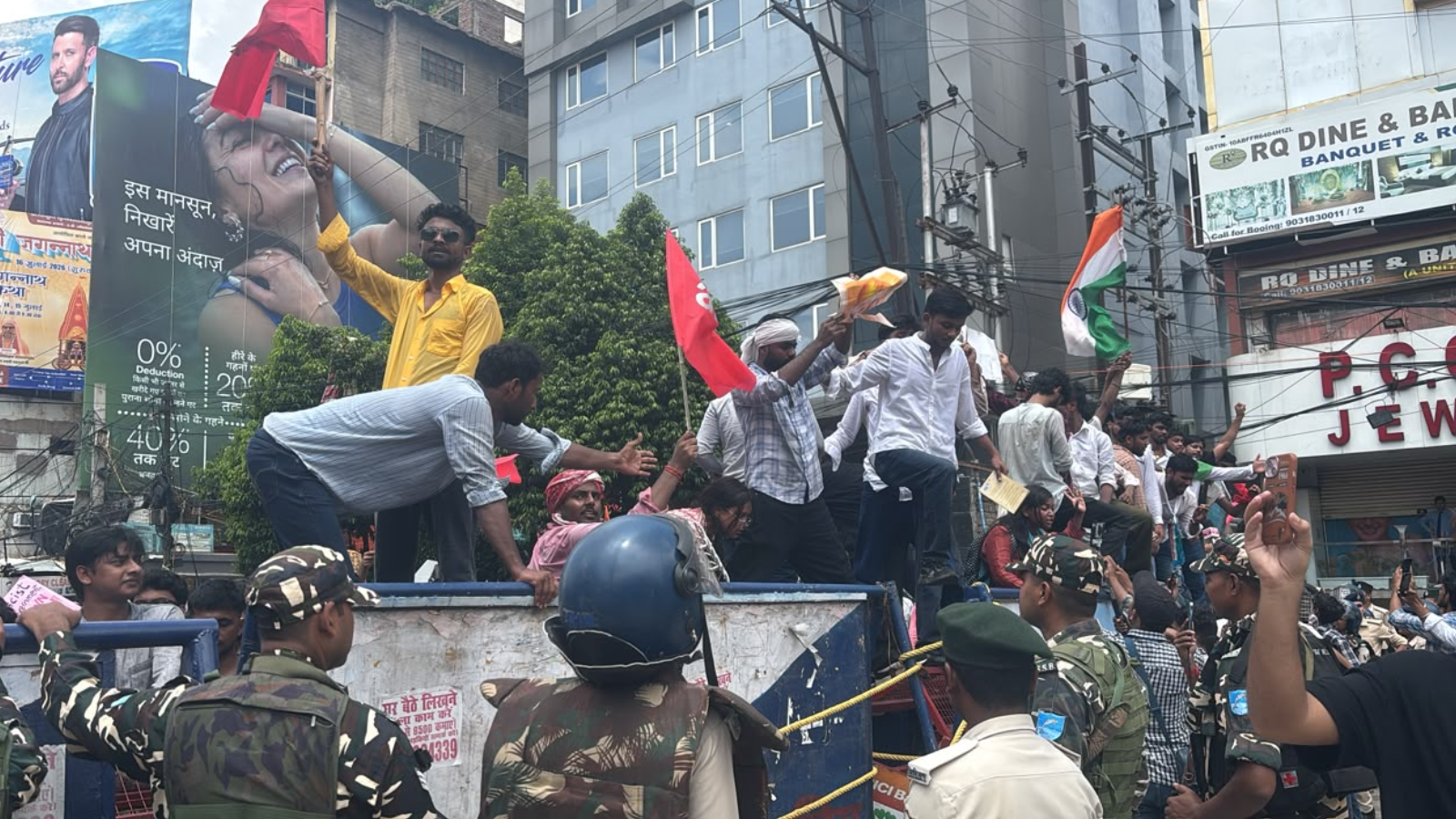 बैरिकेड़िंग तोड़ कर डाकबंगला चौराहा तक पहुंचे छात्र