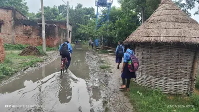सारण: रसूलपुर के माधोपुर और रंगलाल गांव में सड़क बनी तालाब, जलजमाव से स्कूल जाने को मजबूर बच्चे