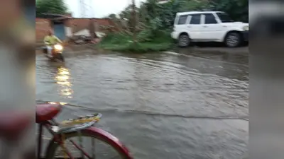 गया जी : टिकारी-कुर्था मार्ग पर जलजमाव से राहगीर परेशान, मऊ गढ़ी में नाले का पानी बना मुसीबत