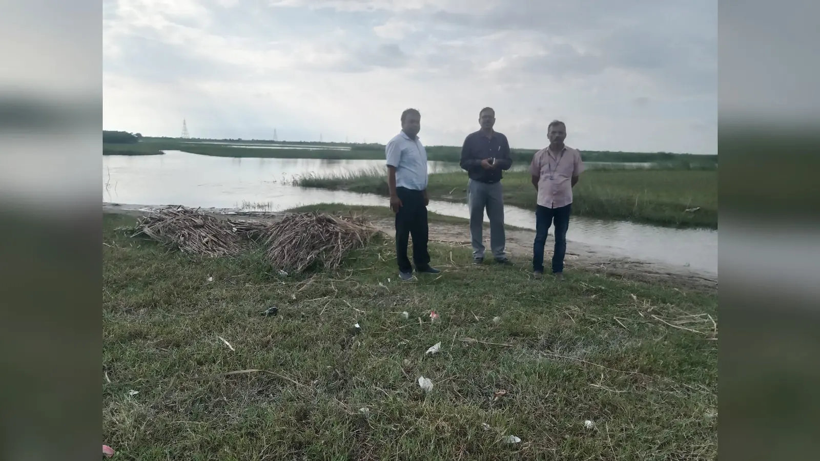 कोसी का जलस्तर बढ़ा, जलमग्न गांवों में पशुपालकों की मदद को पहुंचे DHO