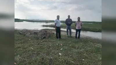 कोसी का जलस्तर बढ़ा, जलमग्न गांवों में पशुपालकों की मदद को पहुंचे DHO