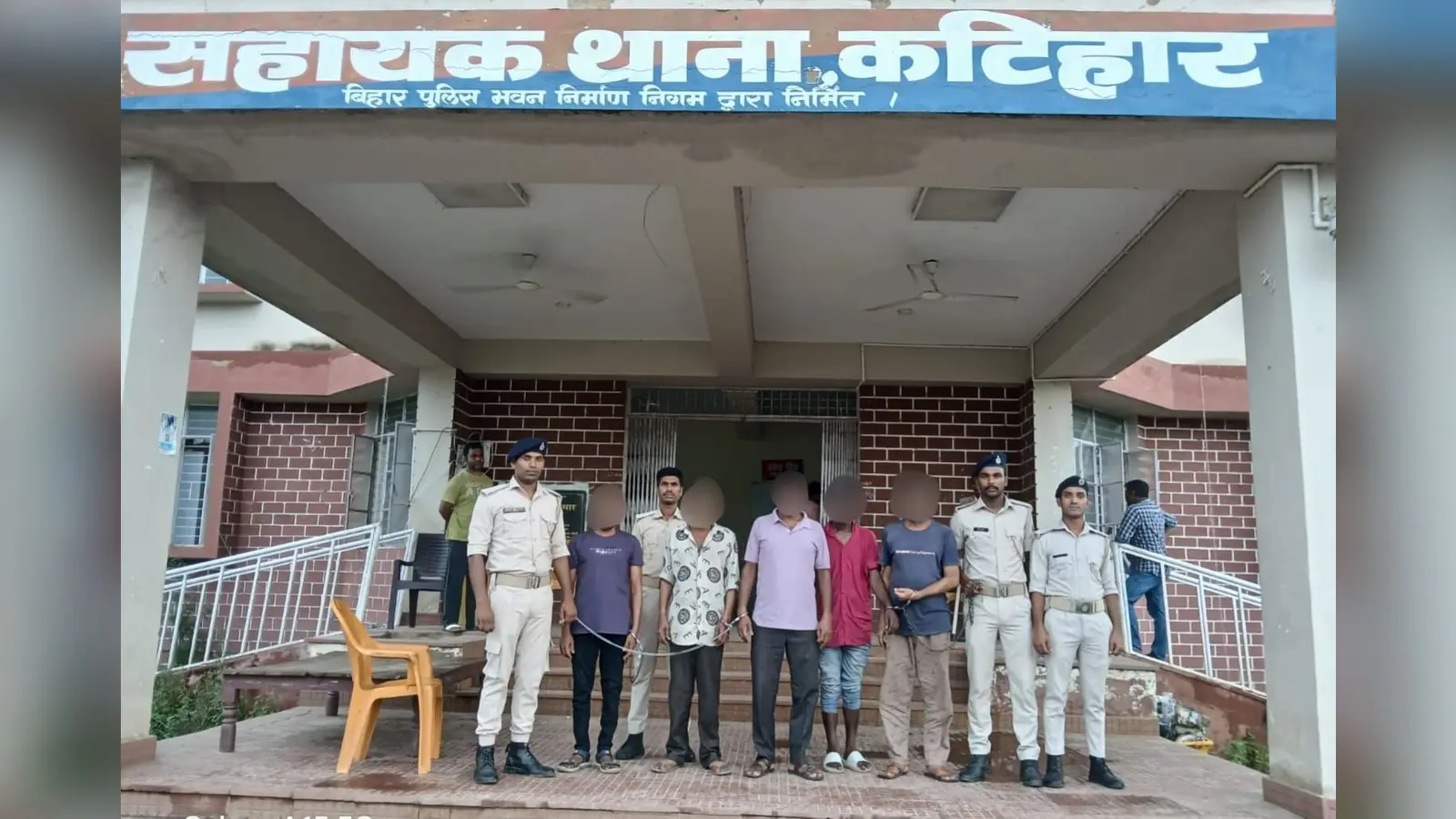 कटिहार में विशेष अभियान के दौरान 96 अभियुक्त गिरफ्तार, शराब और वाहन जब्त