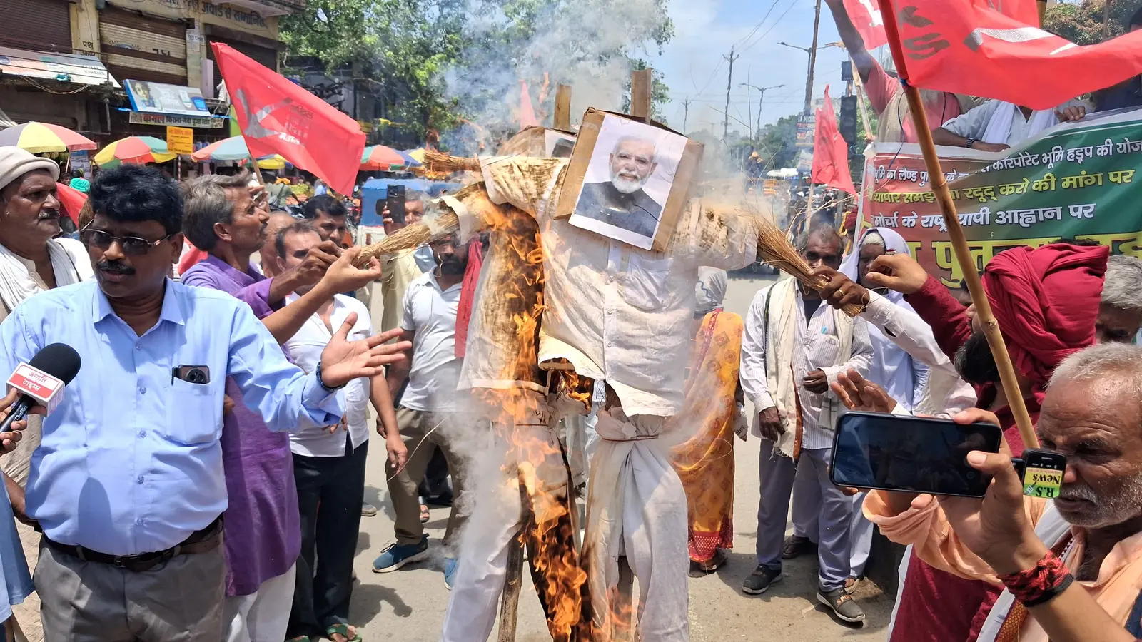 सासाराम में संयुक्त किसान मोर्चा का प्रदर्शन, ट्रंप और PM मोदी का प्रतीकात्मक पुतला दहन