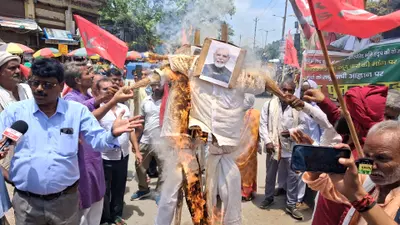 सासाराम में संयुक्त किसान मोर्चा का प्रदर्शन, ट्रंप और PM मोदी का प्रतीकात्मक पुतला दहन