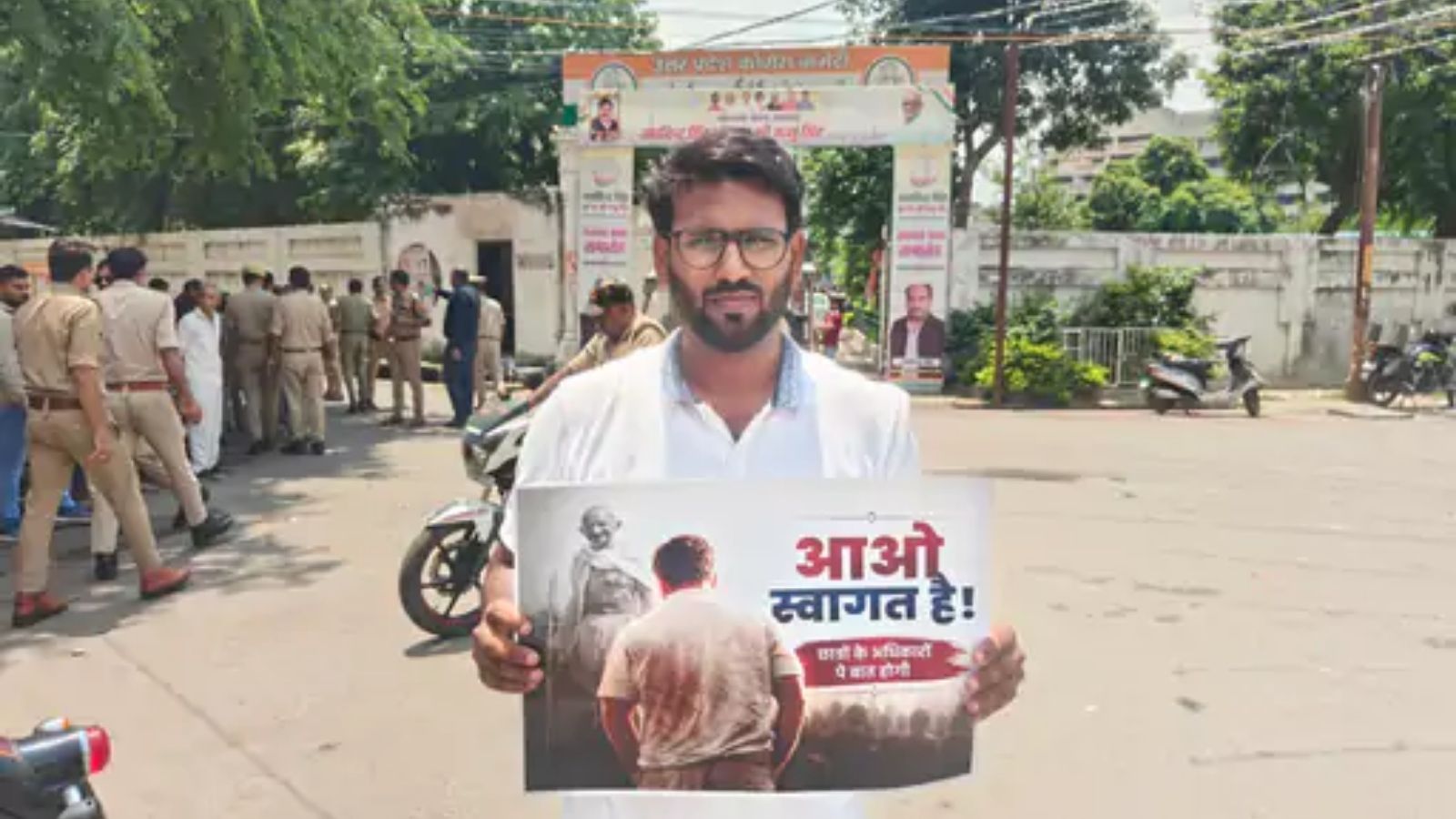 कांग्रेस नेता अहमद रजा भी प्रदर्शन में पोस्टर लेकर पहुंचे. ( क्रेडिट सोशल मीडिया)
