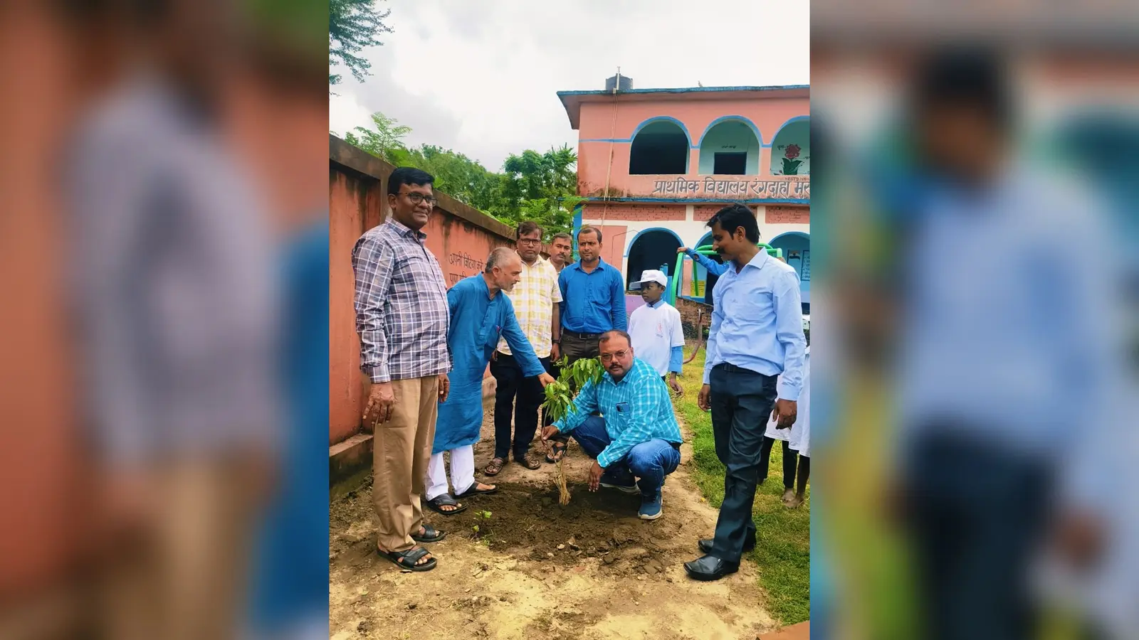 प्रधान शिक्षक के एक वर्ष पूरे होने पर विद्यालय में हुआ वृक्षारोपण व तिथि भोज