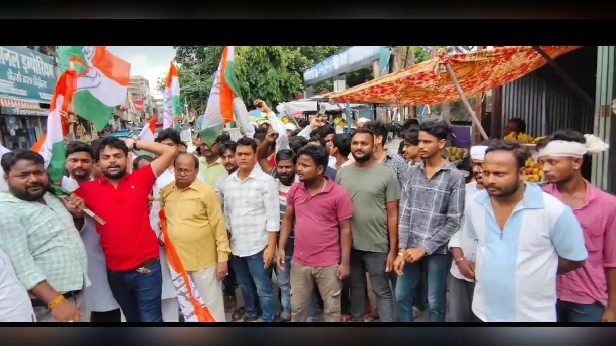 पेपर लीक और छात्र मुद्दों को लेकर कांग्रेस का प्रदर्शन, फूंका पुतला