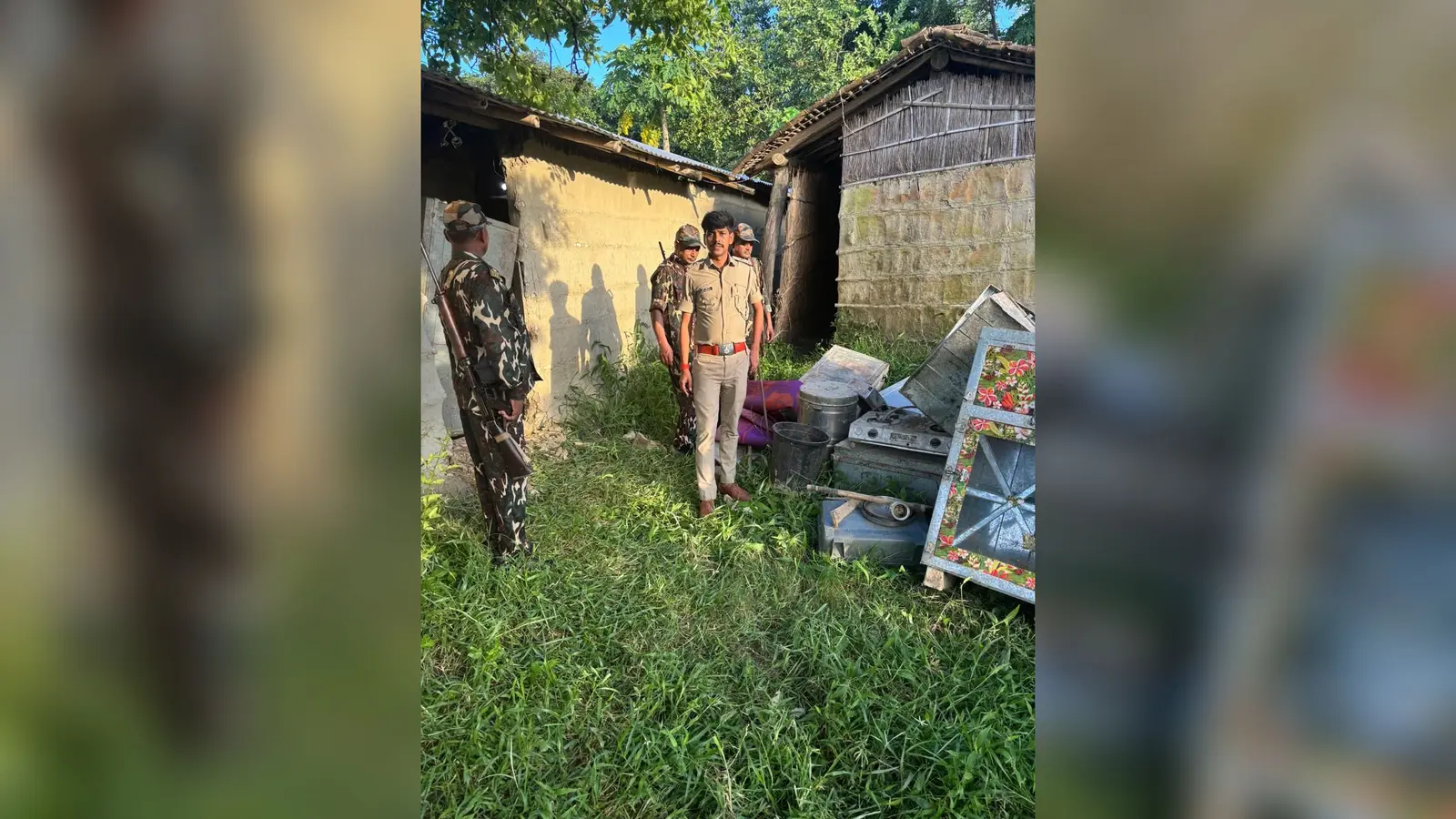 बगहा: गोबर्धना पुलिस की बड़ी कार्रवाई, दो फरार अभियुक्तों के घर कुर्की-जब्ती