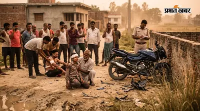 लौरिया में तेज रफ्तार बाइक दीवार से टकराई, 13 वर्षीय किशोर समेत दो गंभीर घायल