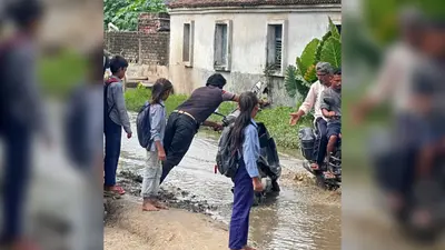 अस्पताल जाने वाली मुख्य सड़क 6 माह से बदहाल, नाली के पानी और कीचड़ से मरीज व राहगीर परेशान