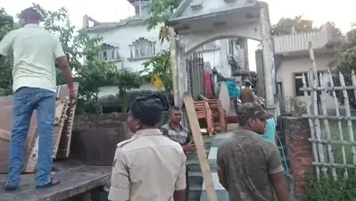 सीतामढ़ी: कोर्ट के आदेश पर कुख्यात अपराधी की संपत्ति जब्त, गिरफ्तारी के लिए छापेमारी तेज