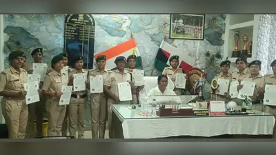 West Champaran News: उत्कृष्ट कार्य करने वाले पुलिस पदाधिकारी और जवान सम्मानित, कमांडेंट ने दिया प्रशस्ति पत्र