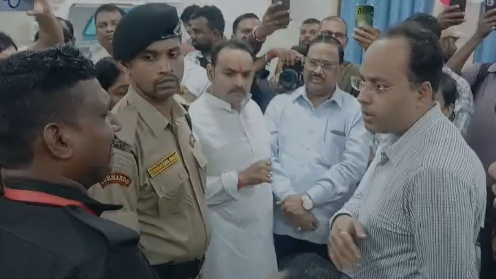 छह माह से वेतन नहीं मिलने की शिकायत डीएम से करता सुरक्षाकर्मी