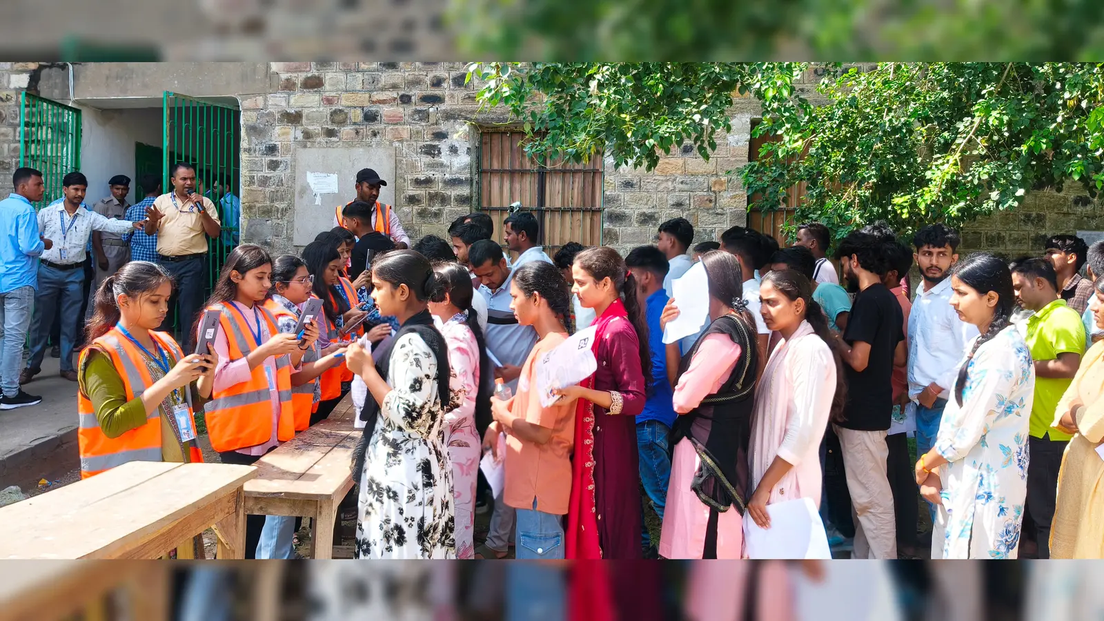 रोहतास में बिहार पुलिस ASI (प्रचालक) भर्ती परीक्षा शांतिपूर्ण संपन्न, सिर्फ 43.04% अभ्यर्थी हुए शामिल
