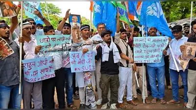 समस्तीपुर: पेपर लीक के विरोध में कांग्रेस का हल्लाबोल, डीएम कार्यालय पर फूंका पुतला