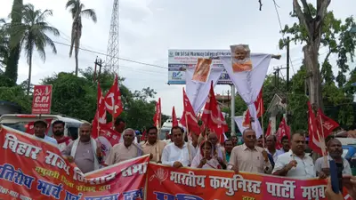 मधुबनी: नीट पेपर लीक के विरोध में भाकपा का प्रतिरोध मार्च, गृह व शिक्षा मंत्री का पुतला दहन