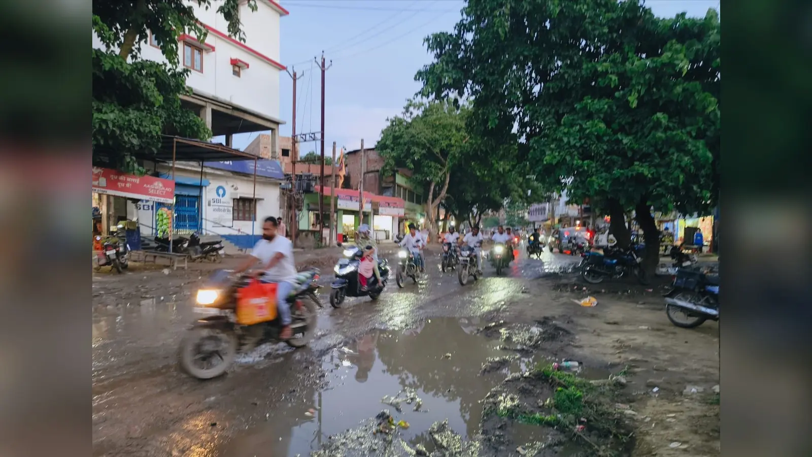 बारसोई में स्टेट हाईवे-98 बना मुसीबत, जलजमाव और गड्ढों से हर दिन हादसे का खतरा