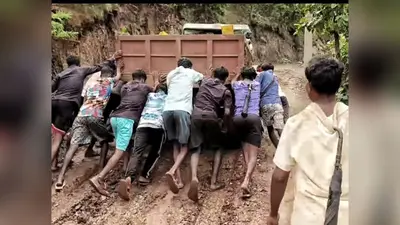 गुमला में बारिश से ग्रामीण परेशान, बरसात में मुख्य सड़क से टूट जाता है गांव का संपर्क
