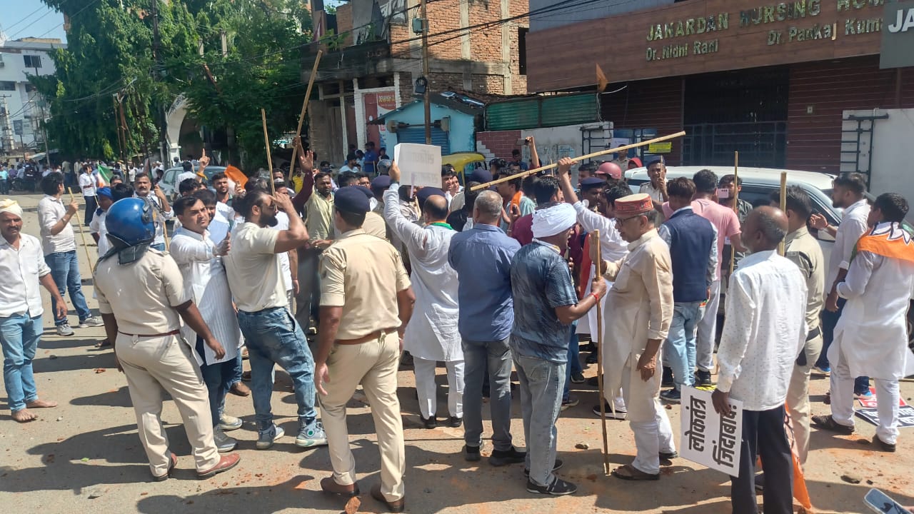 झड़प के दौरान आमने-सामने आए भाजपा-कांग्रेस कार्यकर्ता