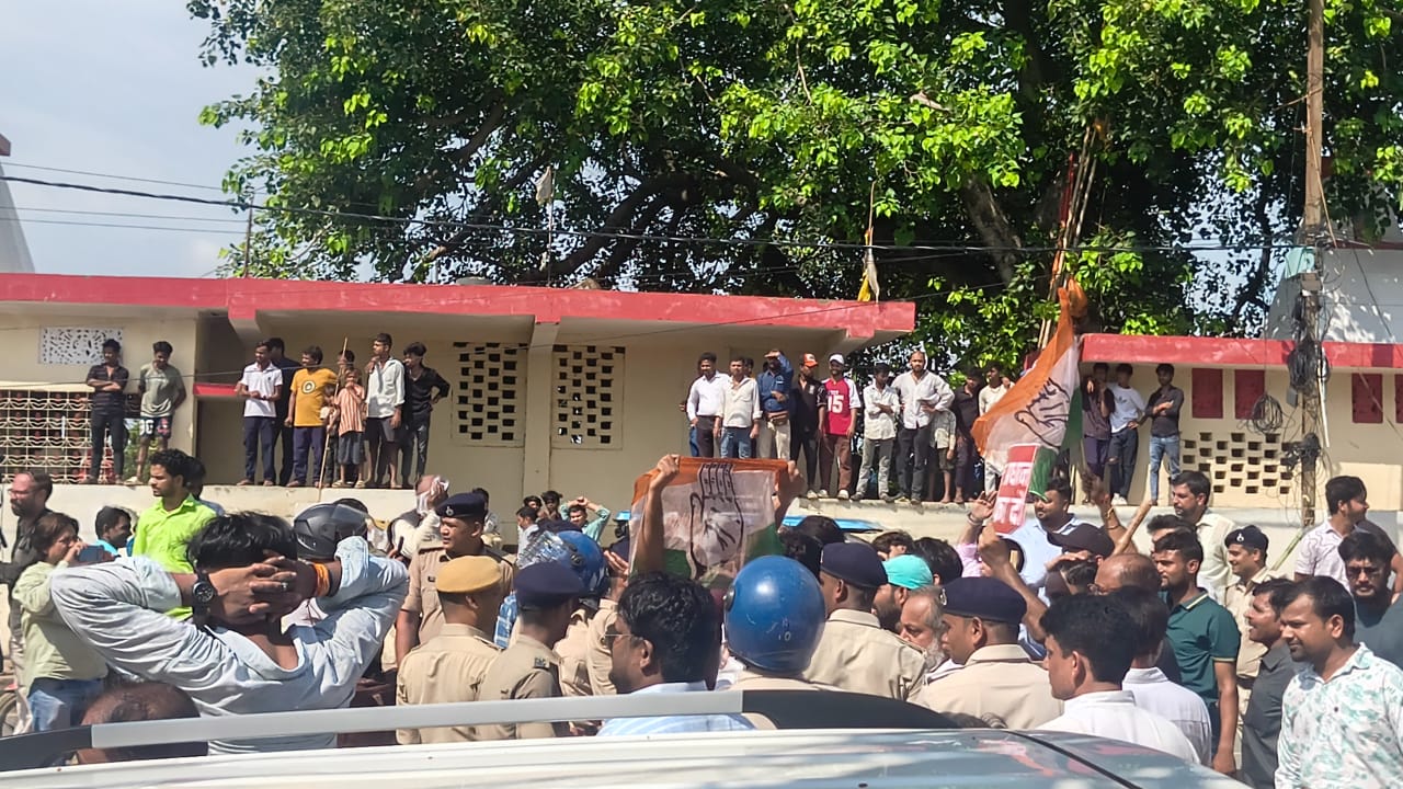 झड़प के बाद भारी पुलिस बल की तैनाती