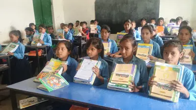 प्रभात खबर की खबर का असर, रोहतास के मौडिहरा स्कूल के बच्चों को मिली नई पाठ्य पुस्तकें, खिलें चेहरे