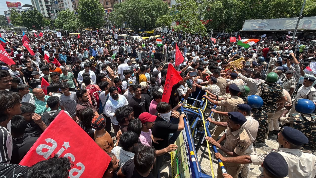 बैरिकेड पर आमने-सामने छात्र और पुलिस