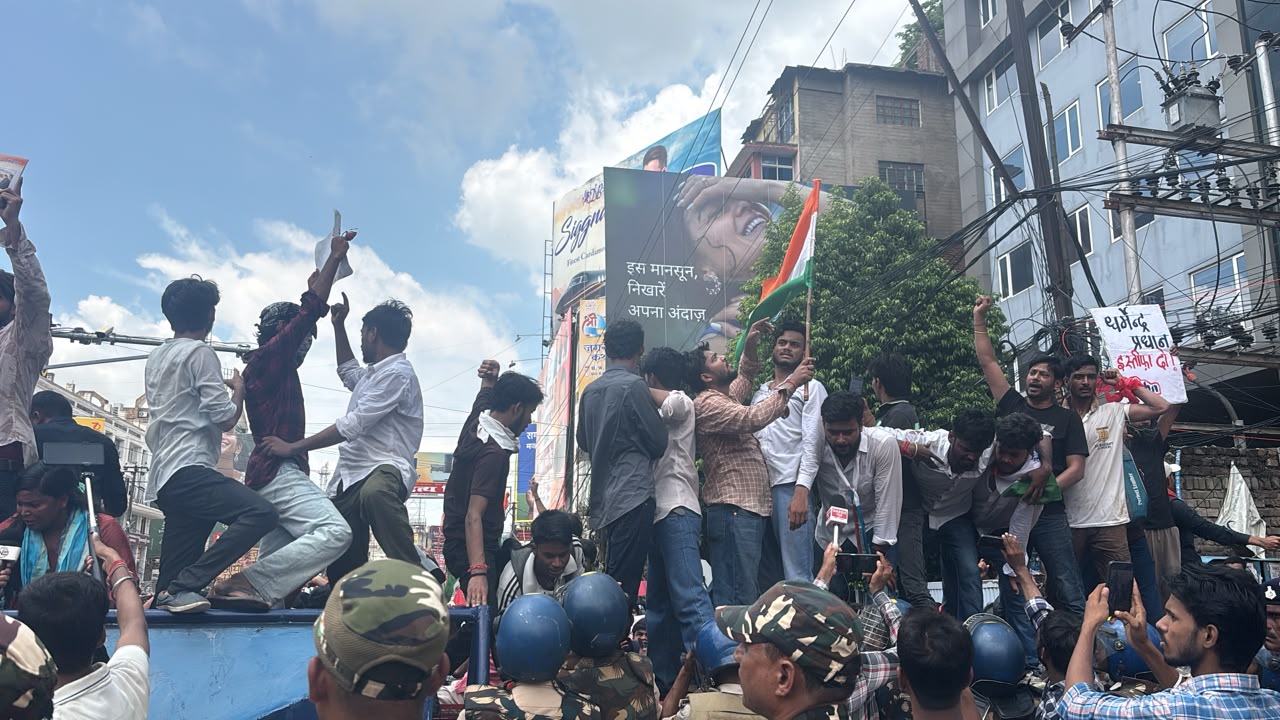 प्रदर्शन के बीच छात्रों का उग्र तेवर
