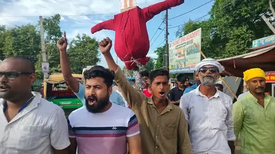 जंतर-मंतर लाठीचार्ज के विरोध में मिथिला स्टूडेंट यूनियन ने शिक्षा मंत्री का पुतला फूंका