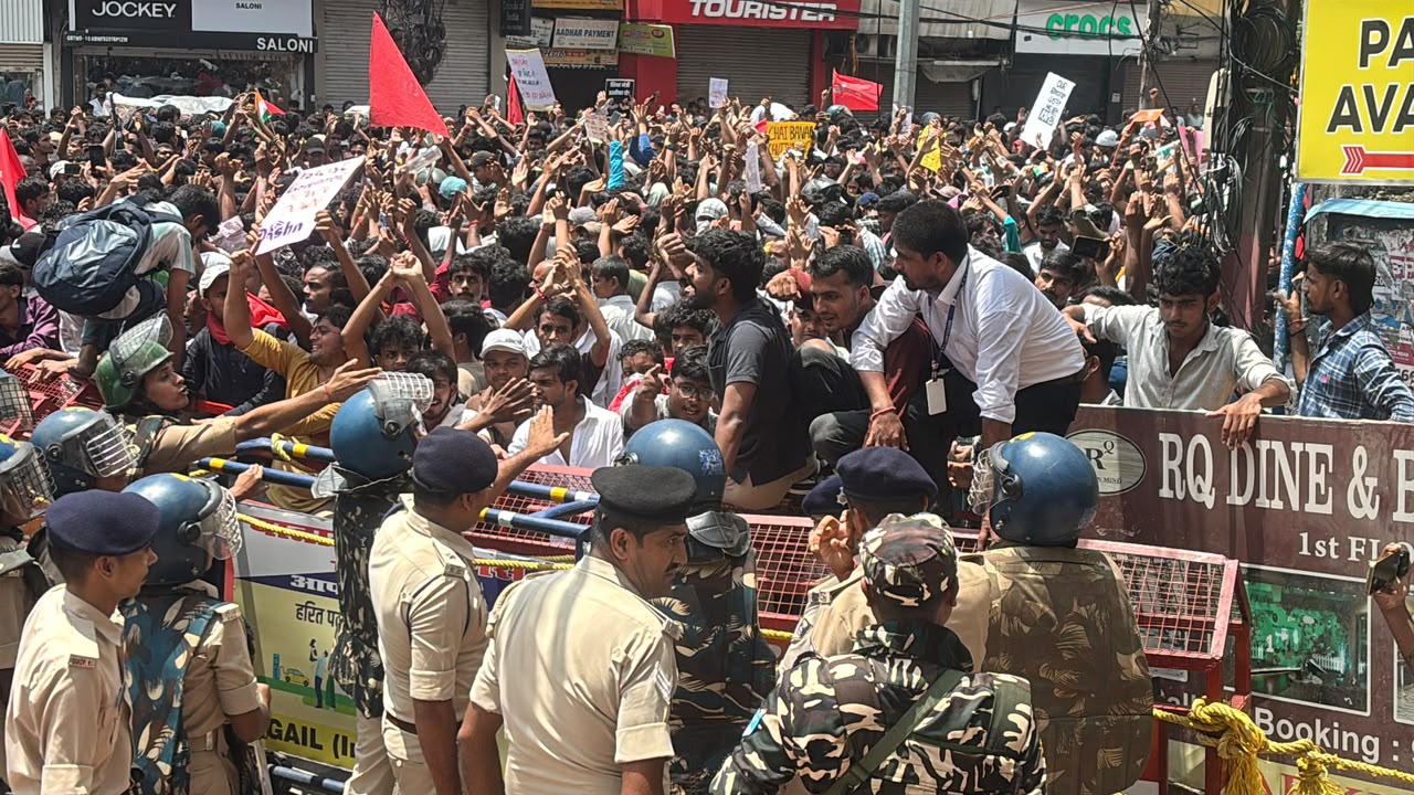 बैरिकेड तोड़ने की कोशिश, बढ़ा तनाव