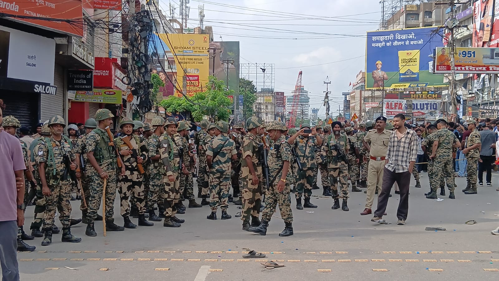 डाकबंग्ला चौराहे पर सुरक्षा का कड़ा पहरा