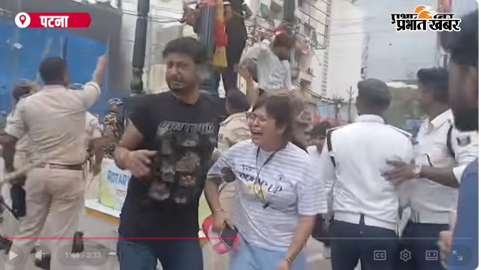 पटना छात्र आंदोलन में SSB जवान से भिड़ी लड़की, बोली- बताएं हमें क्यों मारा जाता है?
