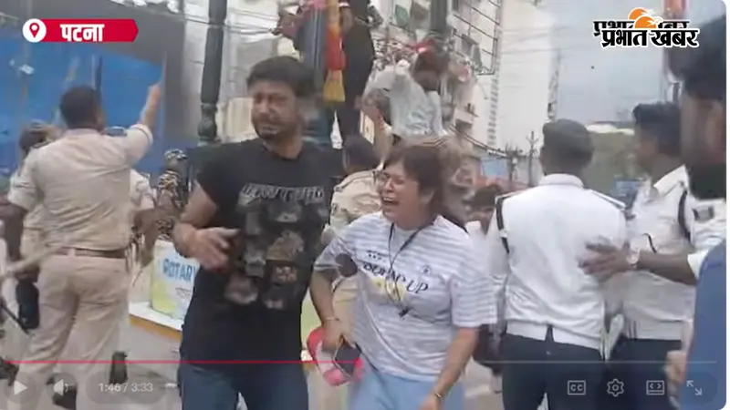 पटना छात्र आंदोलन में SSB जवान से भिड़ी लड़की, बोली- बताएं हमें क्यों मारा जाता है?