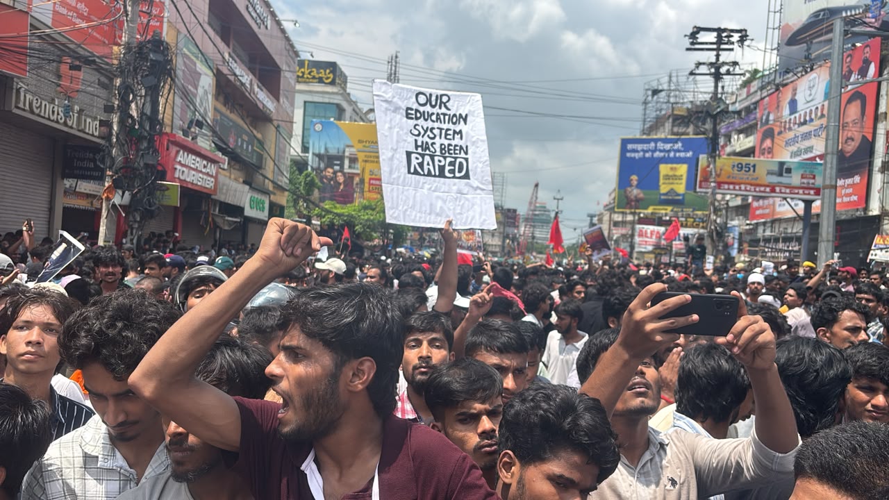 तख्तियों के जरिए जताया आक्रोश