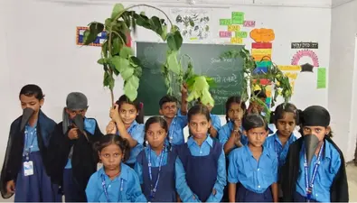 औरंगाबाद: पर्यावरण संरक्षण की अनूठी पहल पर शिक्षिका को डीएफओ ने किया सम्मानित