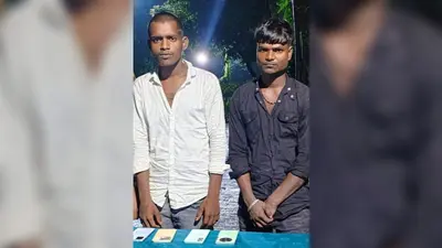 बेगूसराय: चकिया पुलिस ने दो शातिरों को खदेड़कर पकड़ा, चोरी-छिनतई के मोबाइल बरामद