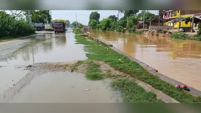 रोहतास: करगहर राजवाहा का तटबंध टूटा, सड़क पर बह रहा पानी, हादसों का बढ़ा खतरा