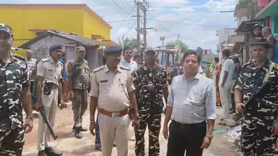 बासोपट्टी: महिनाथपुर बॉर्डर पर चला अतिक्रमण हटाओ अभियान, जेसीबी से हटाए गए अवैध निर्माण
