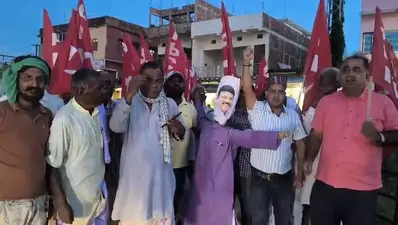 मधवापुर: भाकपा कार्यकर्ताओं ने निकाला प्रतिरोध मार्च, केंद्रीय शिक्षा मंत्री का पुतला फूंका
