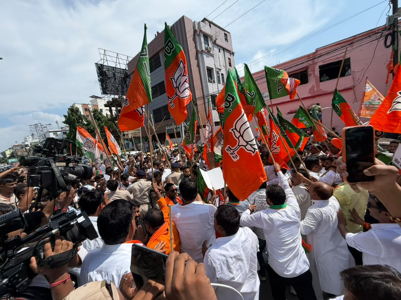 सड़क पर उतरे भाजपा कार्यकर्ता