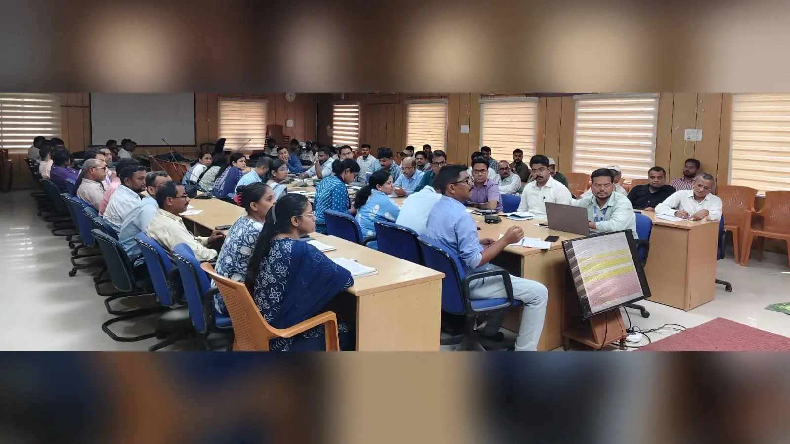 शिवहर: डीएम प्रतिभा रानी ने लंबित वारंट और नीलाम पत्र वादों की समीक्षा की, अधिकारियों को दिए सख्त निर्देश