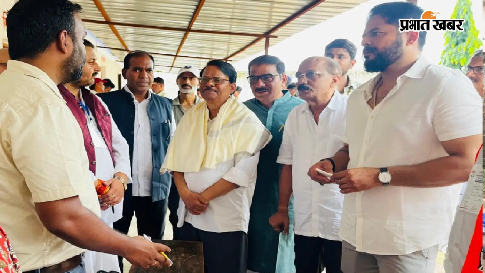 एसआईआर देखने बूथ पर पहुंचे झारखंड कांग्रेस प्रभारी के राजू, पार्टी एजेंट से ली जानकारी