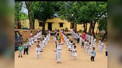 मैक्लुस्कीगंज के लिटिल स्टार एकेडमी में मना राष्ट्रीय ध्वज अंगीकरण दिवस