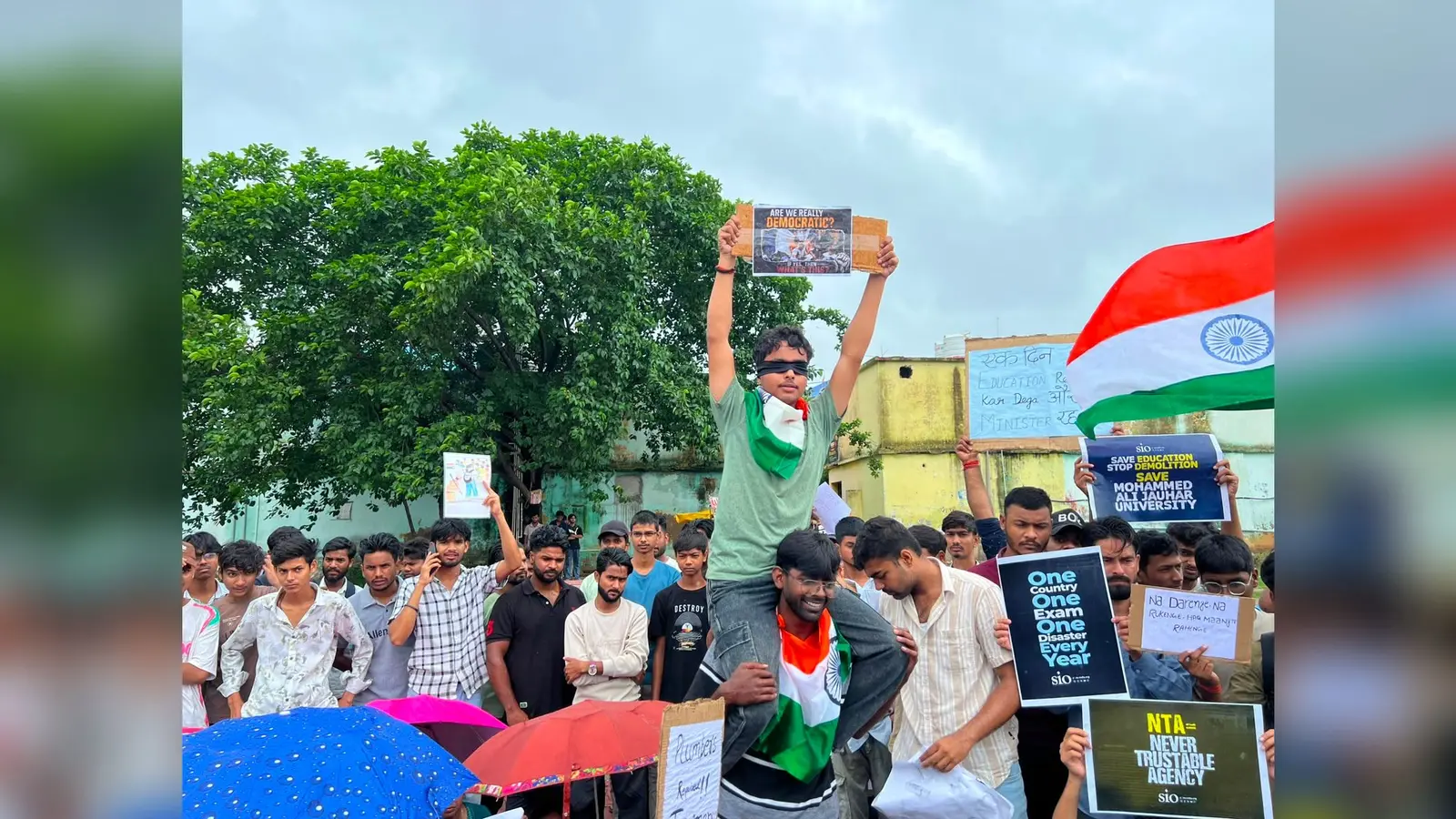 नीट पेपर लीक के विरोध में छात्रों का प्रदर्शन, शिक्षा मंत्री के इस्तीफे की मांग