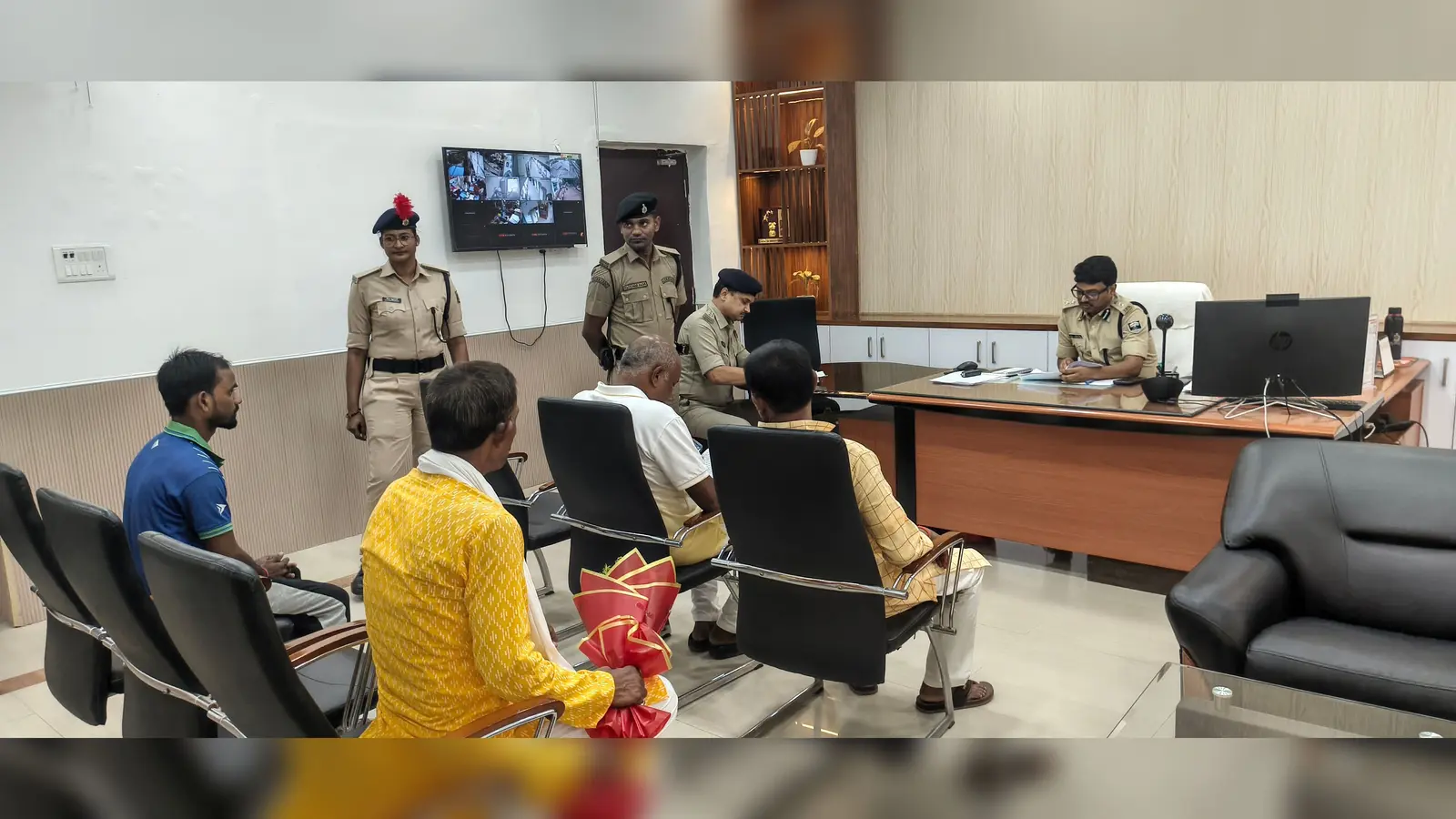 औरंगाबाद: जनता दरबार में एसपी ने सुनीं फरियादें, त्वरित कार्रवाई के दिए निर्देश