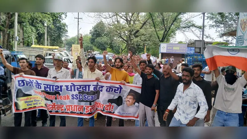 सिमडेगा में नीट पेपर लीक मामले को लेकर छात्रों का प्रदर्शन, केंद्रीय शिक्षा मंत्री के इस्तीफे की मांग