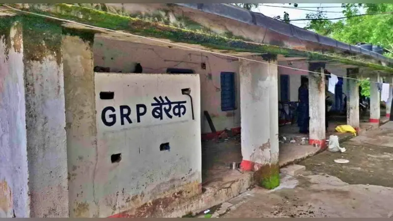 खाना बना रहे GRP जवानों पर भरभराकर गिरी छत, बाल-बाल बची जान